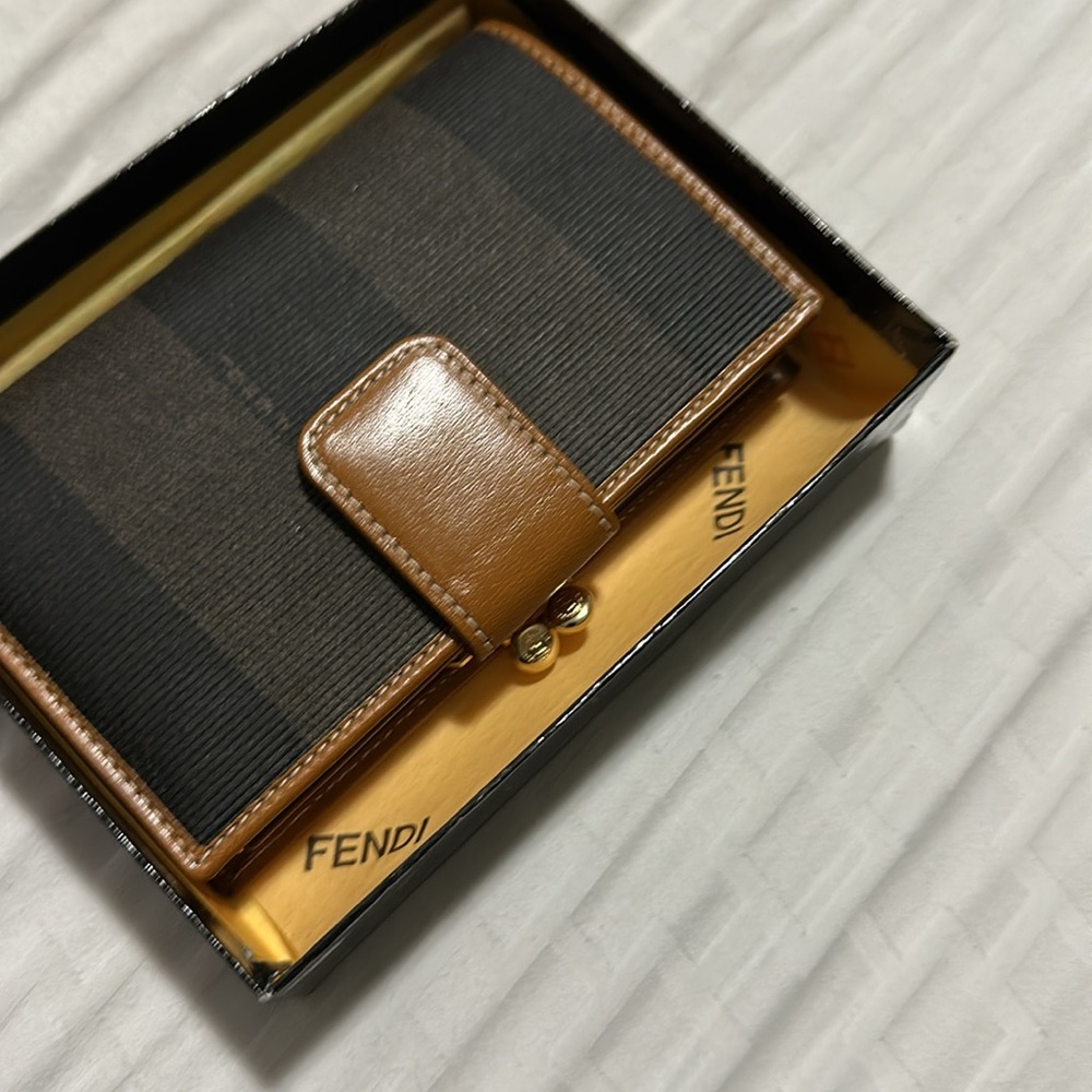 🔥NWT Authentic Fendi PEQUIN KISS-LOCK WALLET - Picture 3 of 12